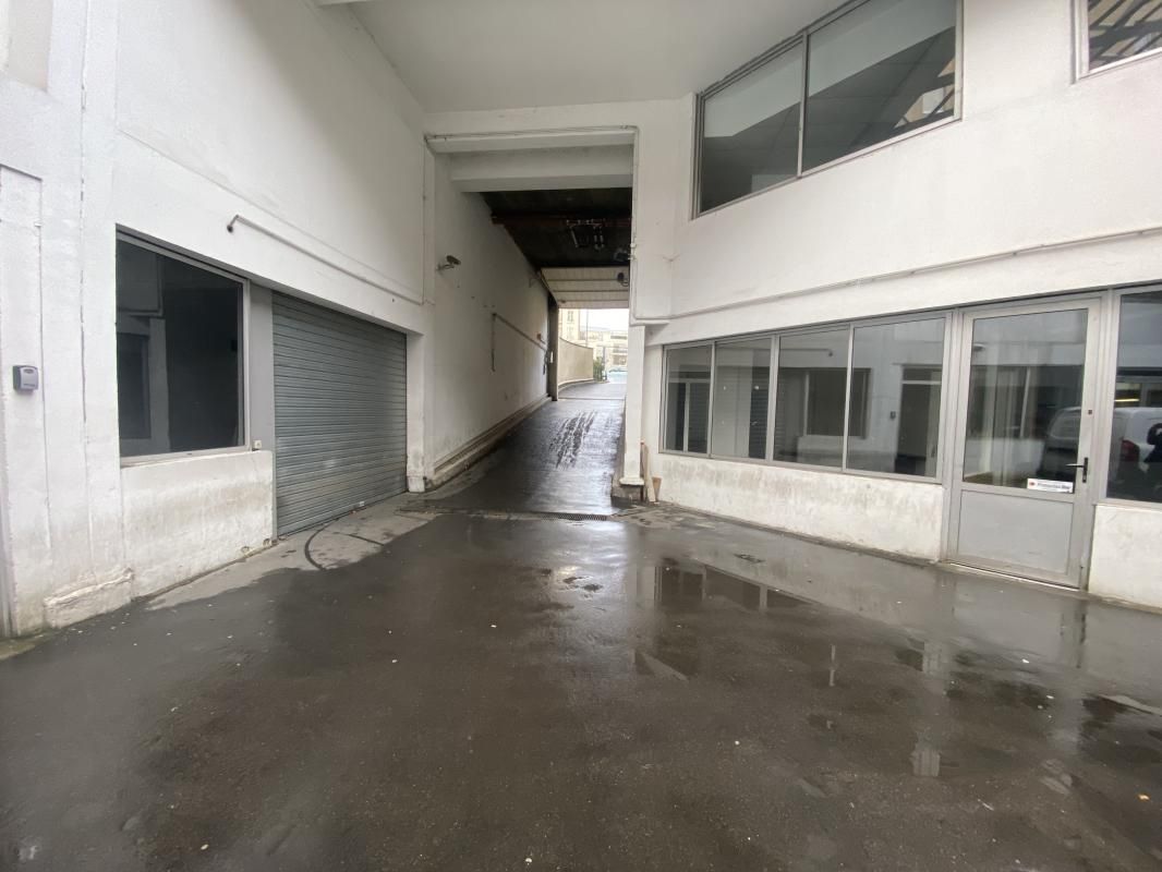 Vente entrepôts 1000 m² non divisibles