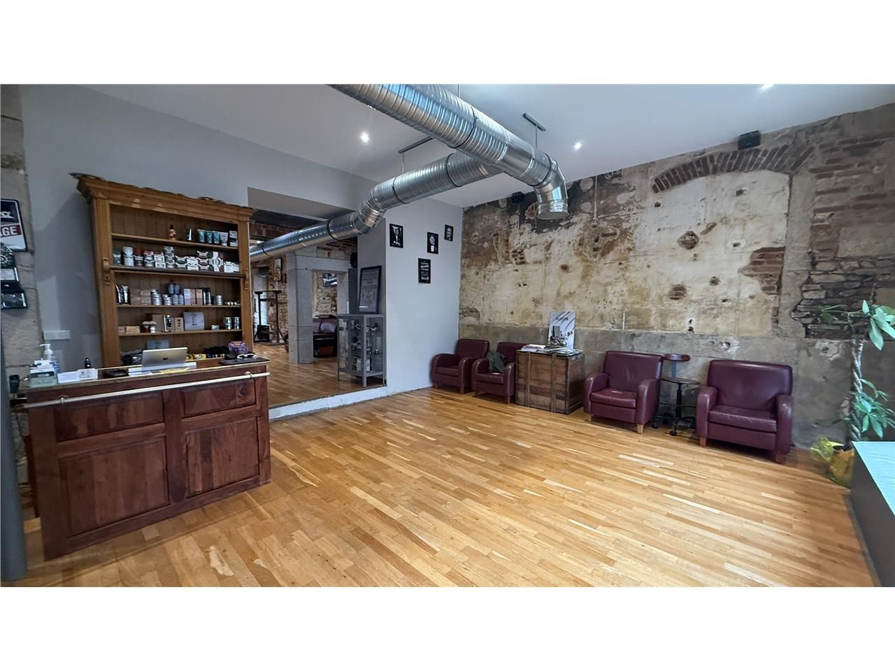 Location commerces 200 m² non divisibles