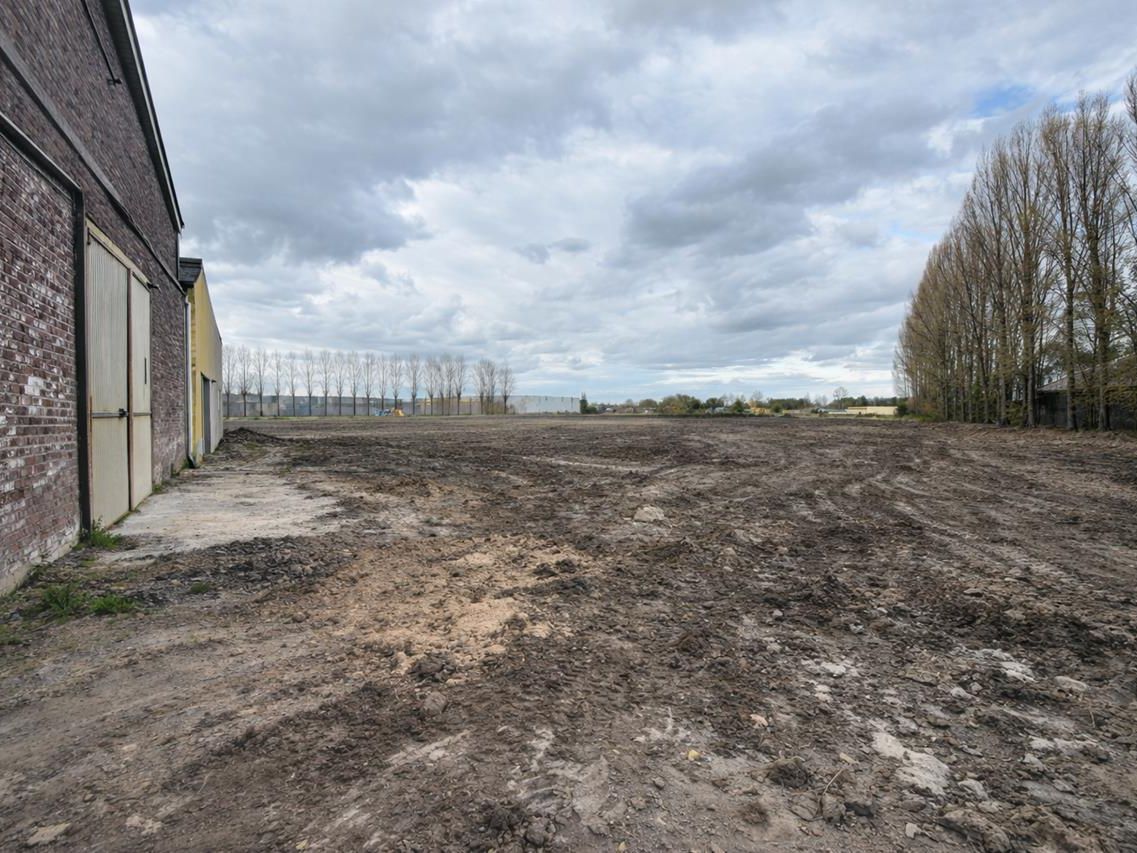 Terrain dégagé à côté d’un bâtiment ancien