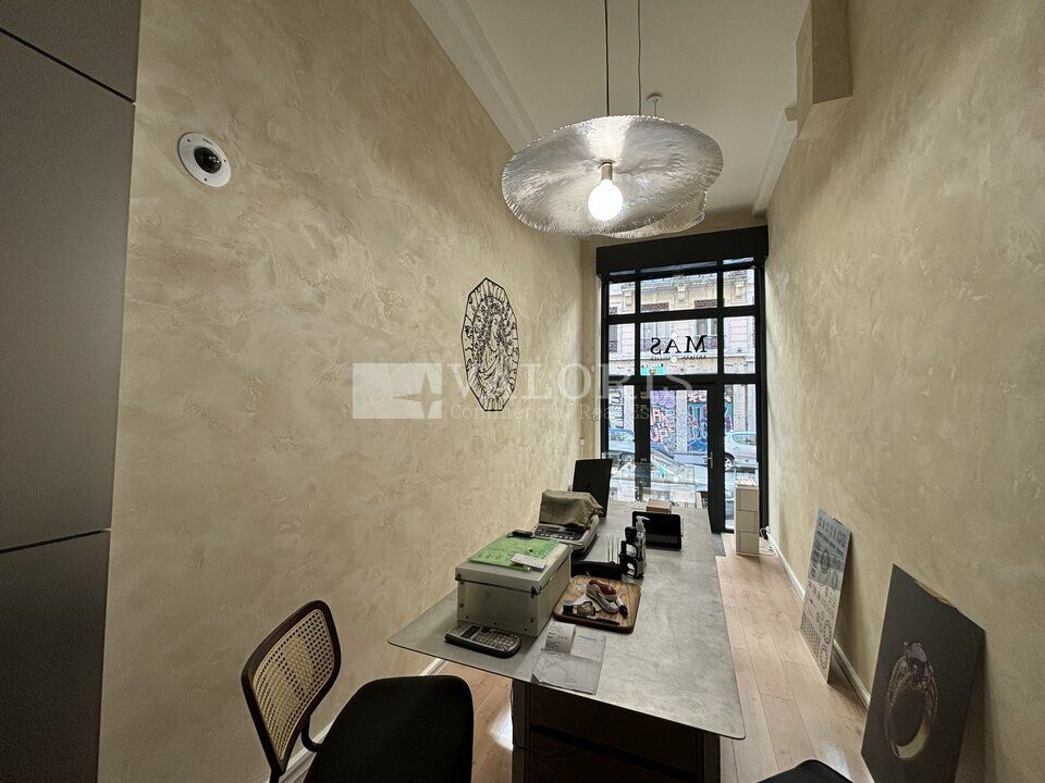 Valoris Real Estate vous propose des locaux commerciaux, au cœur du 6ème, exploitable en commerce ou en bureaux, entièrement rénovés.