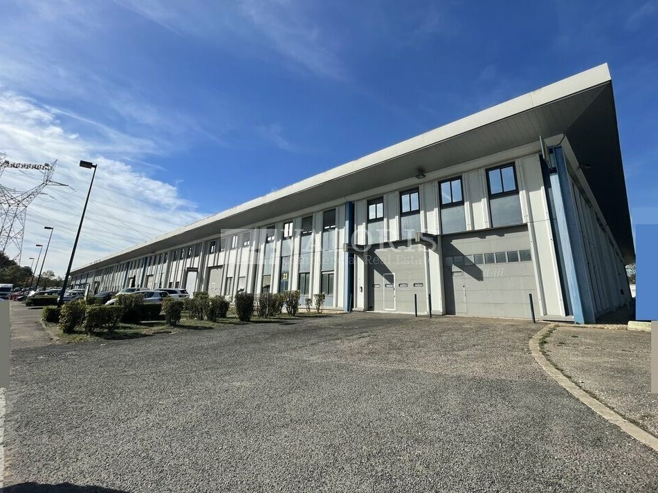 Location local d''activites 3573 m² divisibles à partir de 172 m²