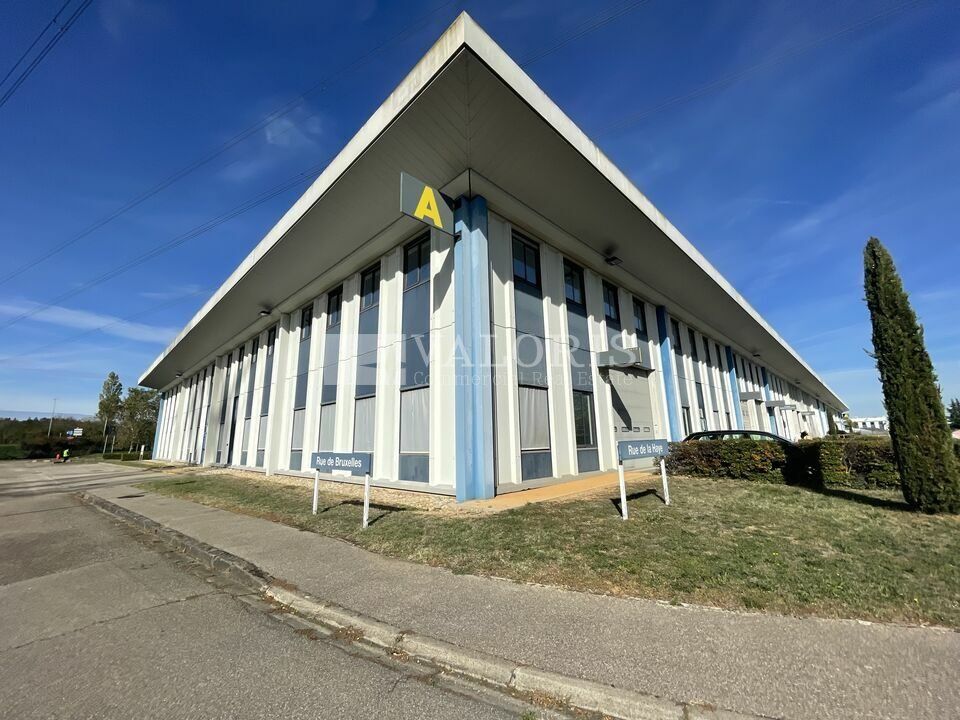 Valoris Real Estate propose à la locationplusieurs cellules d'activité rénovées et modulables au sein d'un parc situé à Saint-Quentin-Fallavier. Le site est positionné à proximité de l'autoroute A43, offrant des liaisons rapides vers Lyon