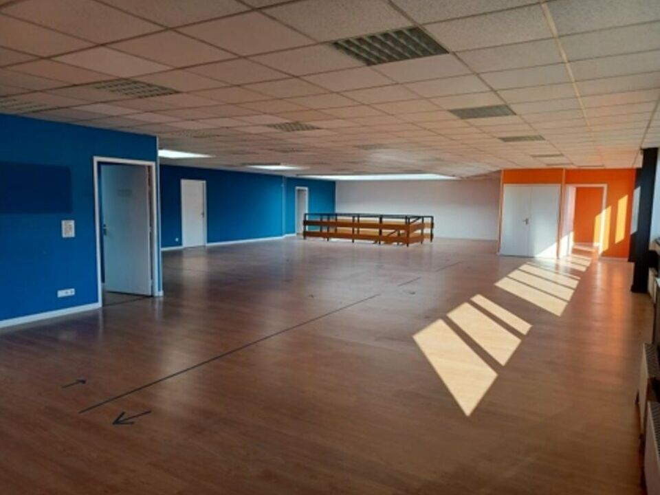 Local commercial/bureaux d'environ 696,30M²