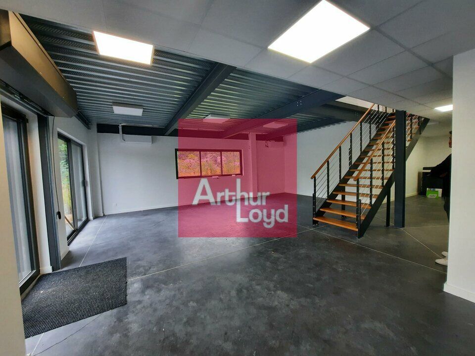 LEZOUX A VENDRE LOCAL ACTIVITE 696  M² - PARCELLE 3600 M²