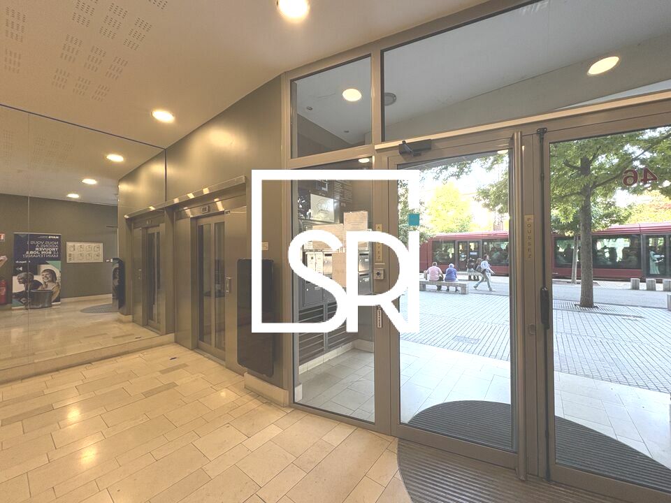 RARE - PLATEAU DE BUREAUX ENTRETENUS 296 m2 - PLACE DE JAUDE - 63000 CLERMONT-FERRAND