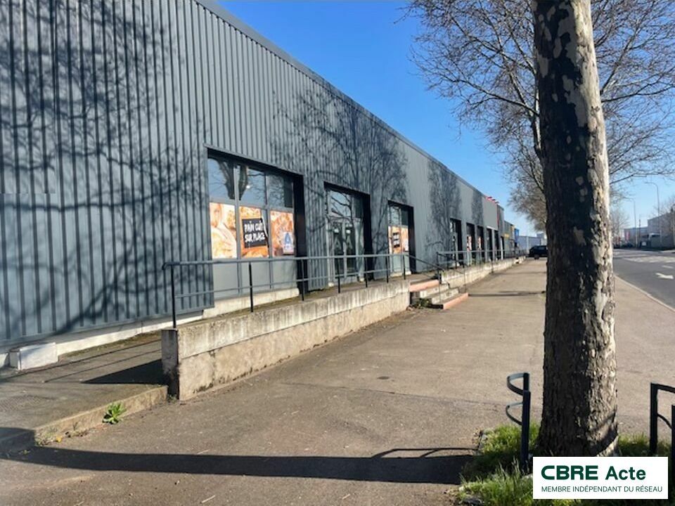 Location local commercial 850 m² non divisibles