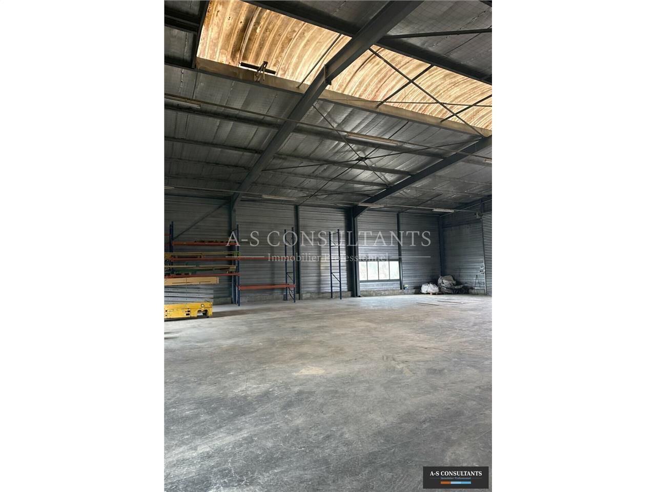 A LOUER - ALLONZIER-LA-CAILLE (74350) - périphérie ANNECY - local industriel et ou entrepôt de stockage avec bureaux attenants - grand terrain - accès livraisons avec PL - nombreux stationnements - terrain clos - immeuble indépendant.