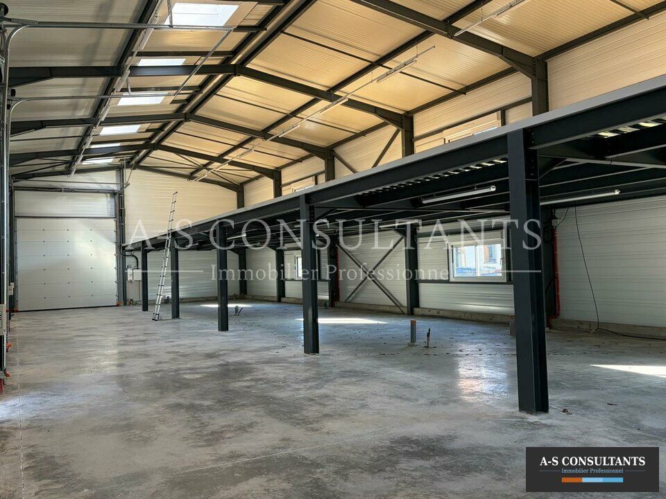 A LOUER - ENTRELACS (73410) - 15 mns Aix-Les-Bains / 30 mins Annecy - local de stockage entrepôt neuf - livré brut, fluides en attente - mezzanines en place - stationnement privatif.