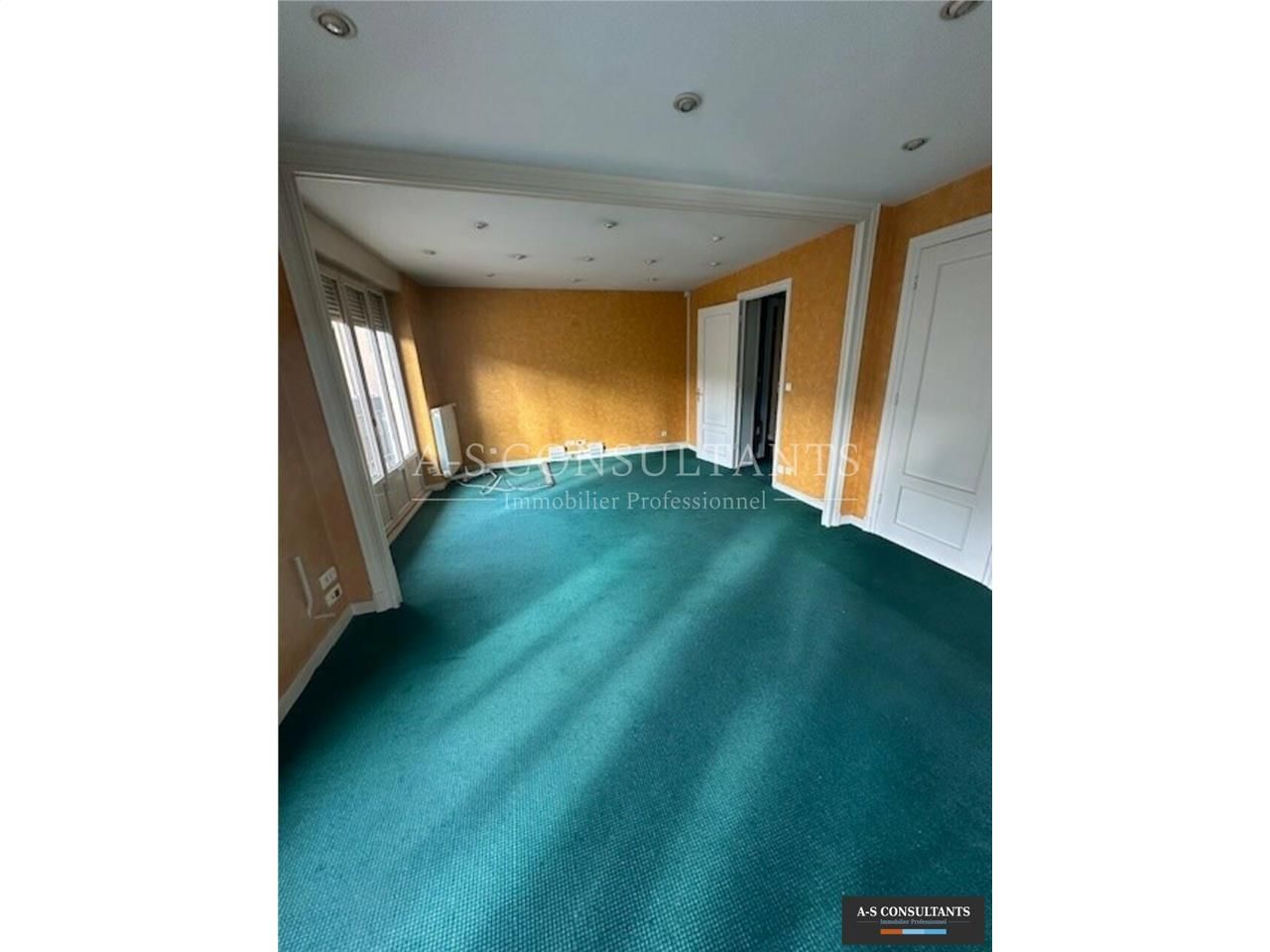 A LOUER, hyper centre-ville CHAMBERY (73000) - bureaux climatisés au premier étage d'un immeuble en copropriété avec ascenseur - câblage informatique en réseau - alarme incendie - double-vitrage - 1 cave.