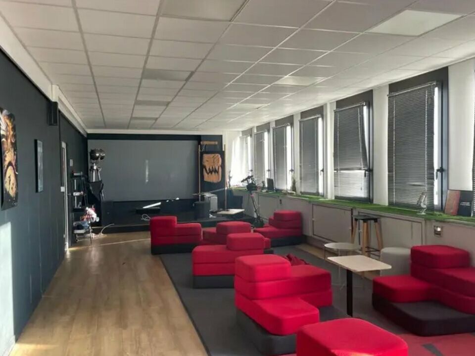 Bureaux de 640 m², divisibles à louer proche de la Barrière du Médoc.