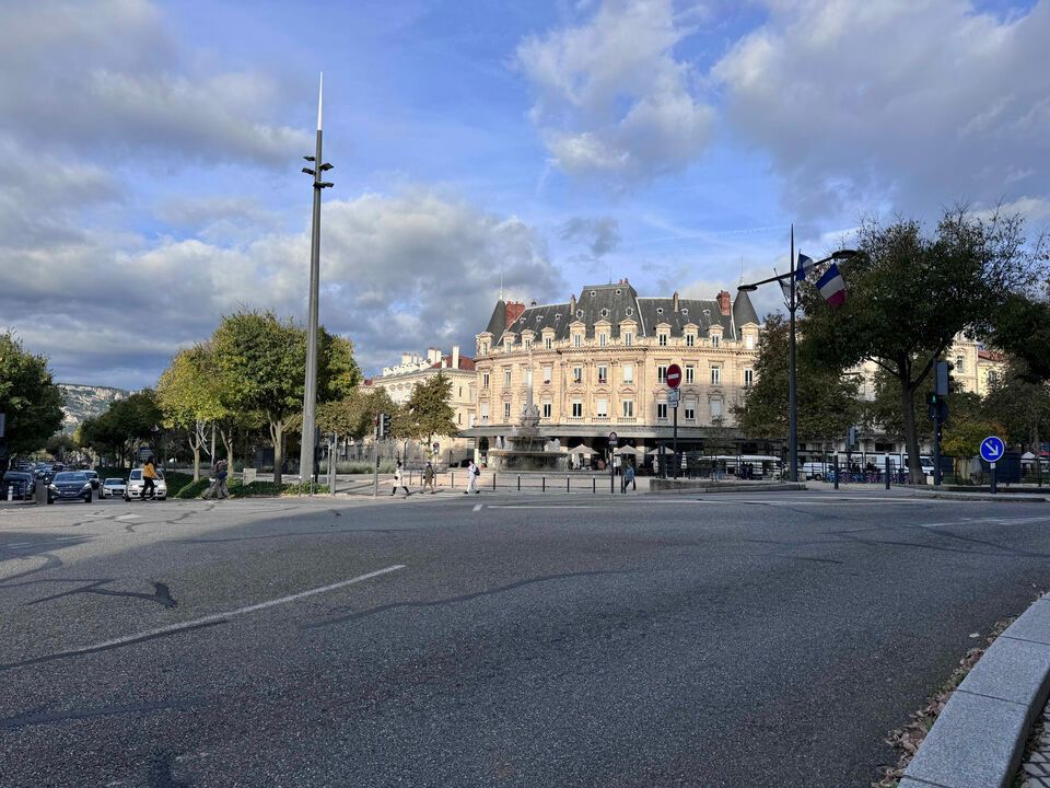 Location local commercial 87 m² non divisibles