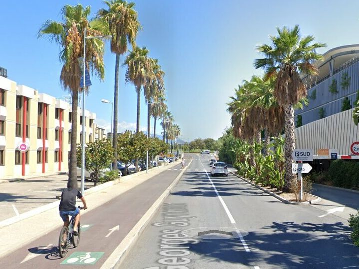 CESSION DE DROIT AU BAIL LOCAL COMMERCIAL 145 M² - CAP 3000 PROFESSIONS MEDICALES ET ESTHETIQUES