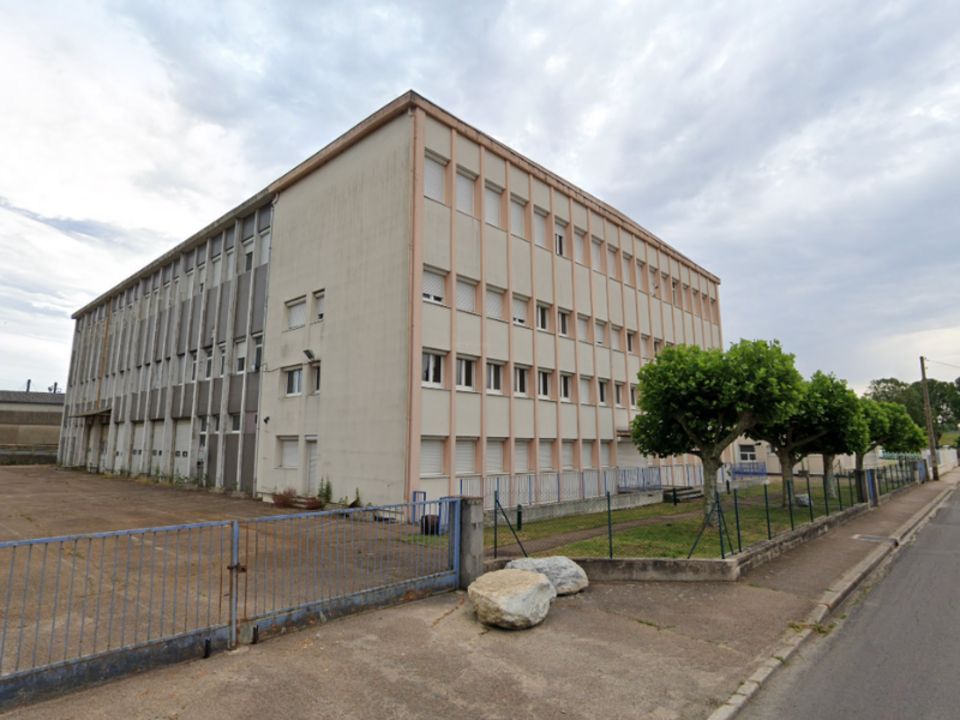 Location local d''activites 2916 m² divisibles à partir de 1356 m²