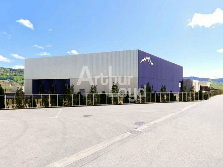 Location local d''activites 2100 m² non divisibles