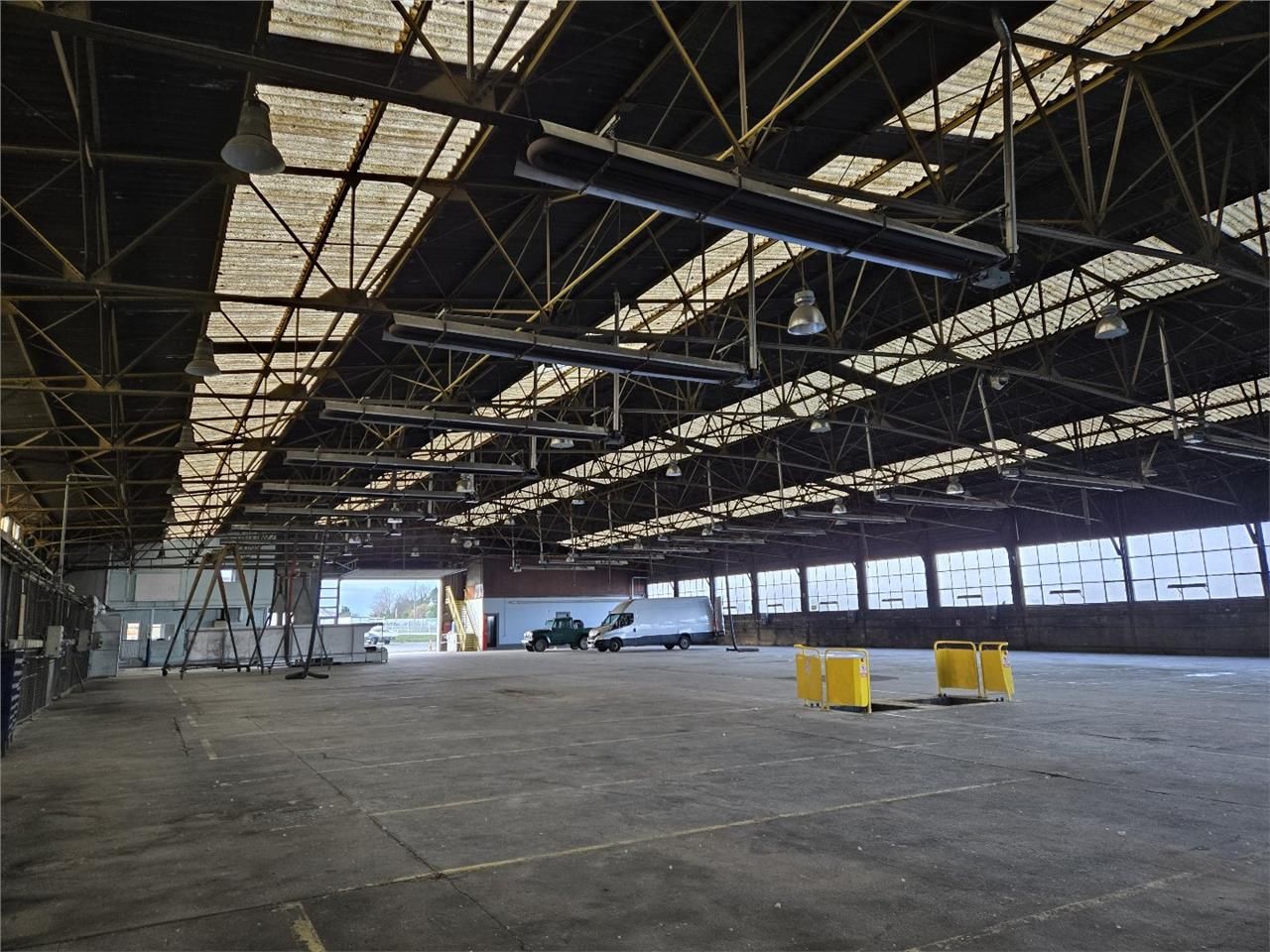 Location local 2400 m² à CHAMBRAY LES TOURS