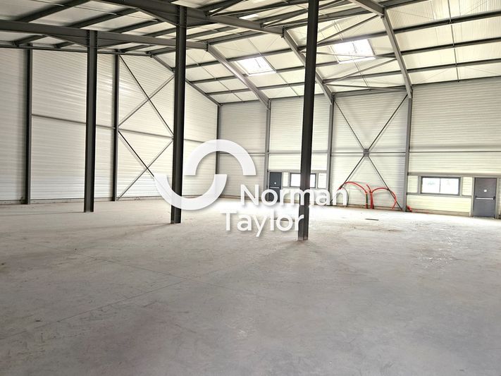 Location local d''activites 480 m² divisibles à partir de 240 m²