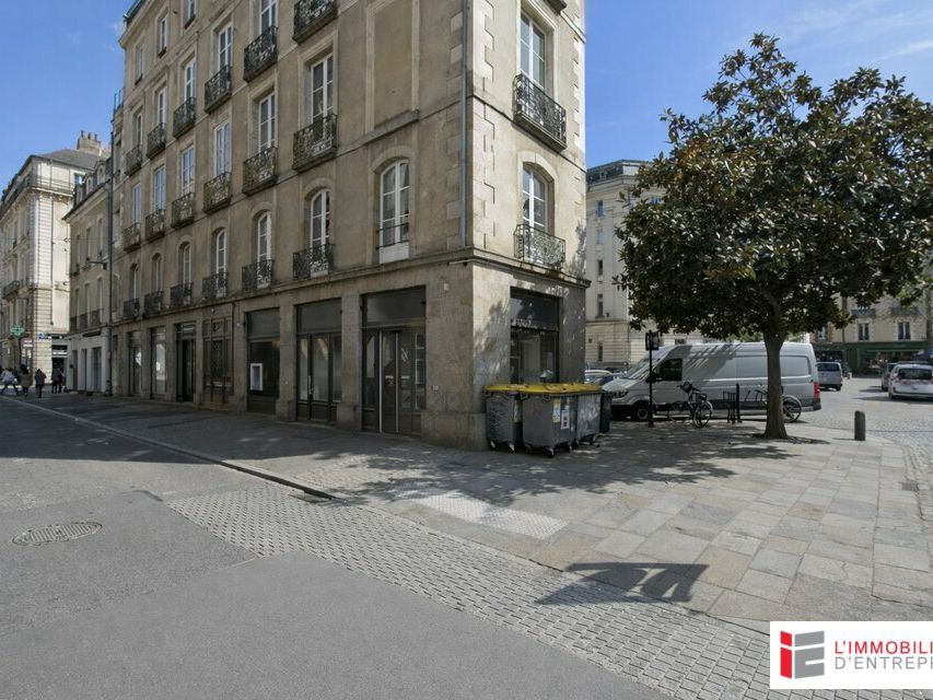 Location local commercial 93.6 m² non divisibles