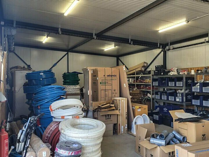 AU COEUR DE LA ZI - PROCHE ACCES A13.