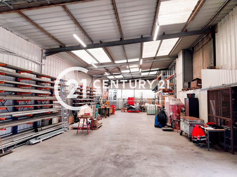 Location entrepot 900 m² à TRIGNAC