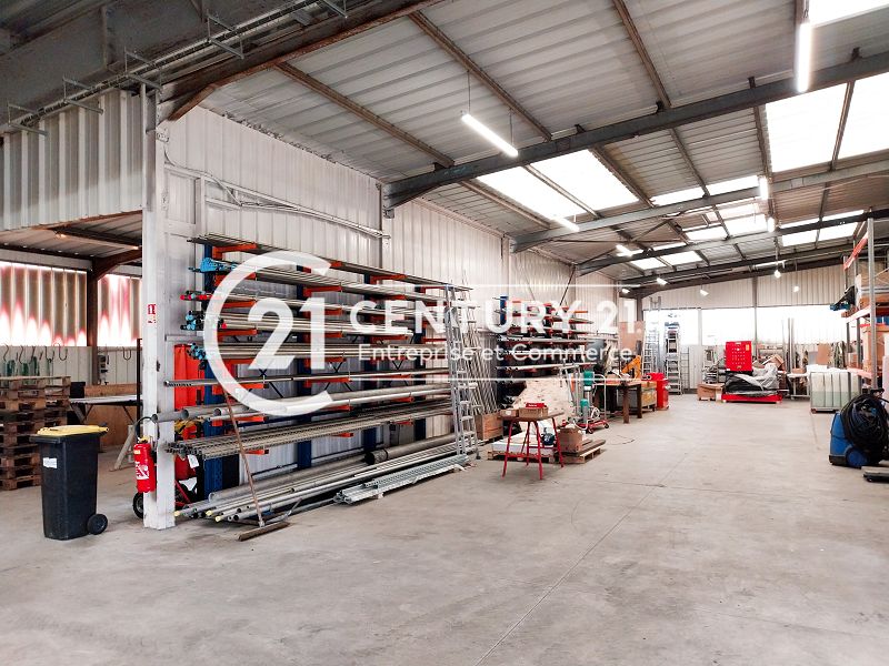 Location entrepot 900 m² à TRIGNAC