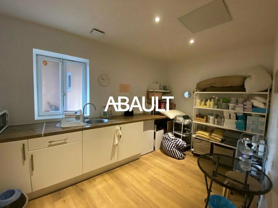 BEAU LOCAL COMMERCIAL D'ENVIRON 70M² EN TRES BON ETAT GENERAL AV JEAN RIEUX