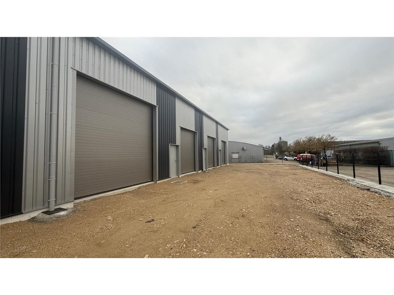 Location entrepots 69 m² non divisibles