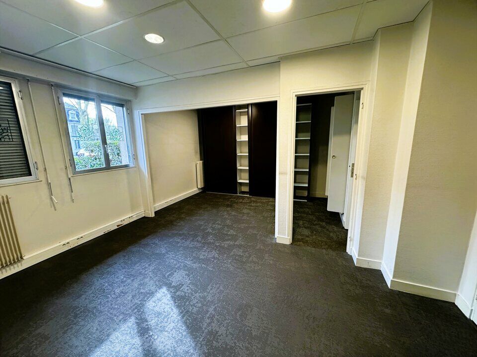 TOURS CENTRE BUREAUX A LOUER 50 M² AVEC GARAGE ET CAVE RDC