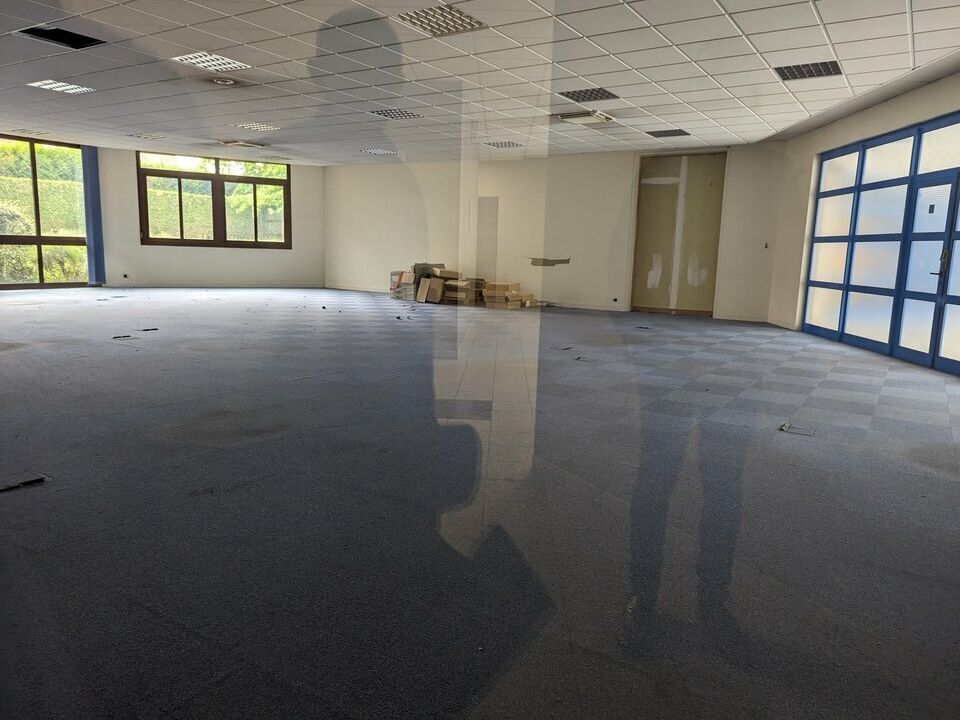 A louer plateaux de bureaux d'environ 1416,81m² divisibles.
