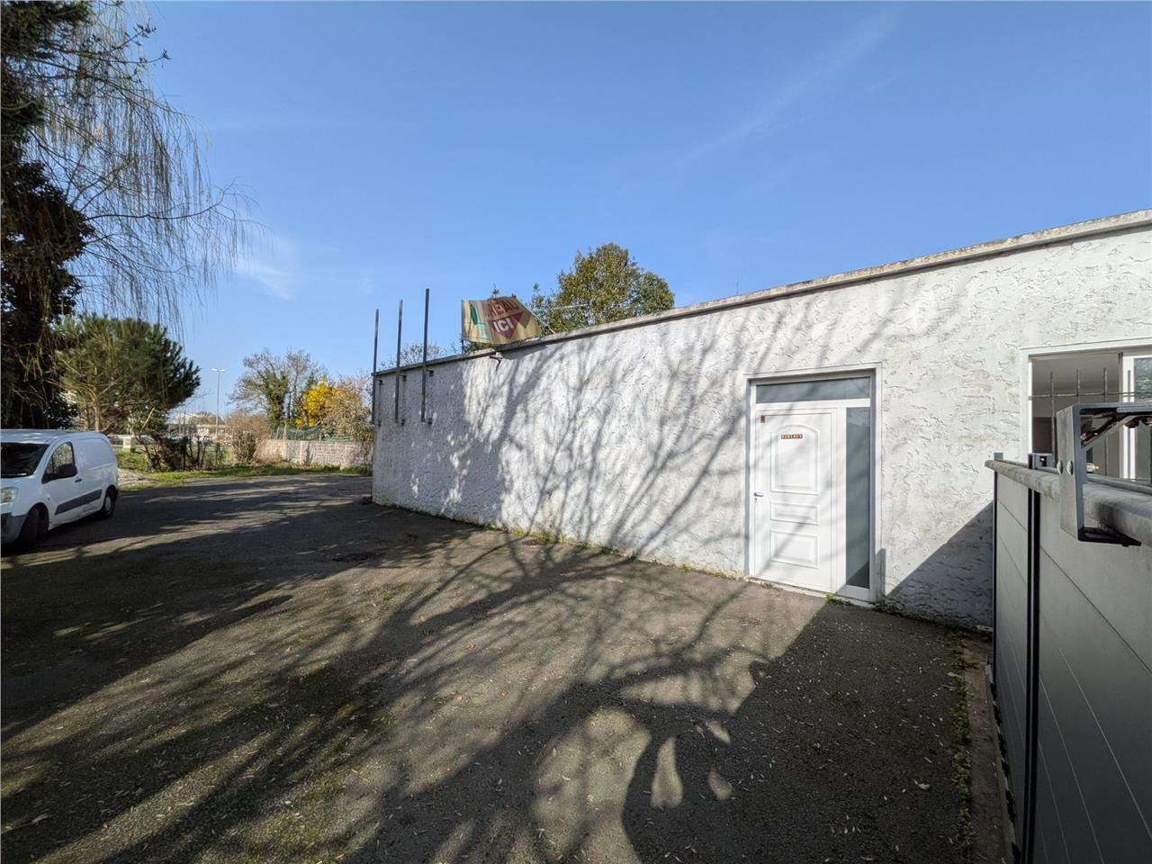 Location local 100 m² à Cenon