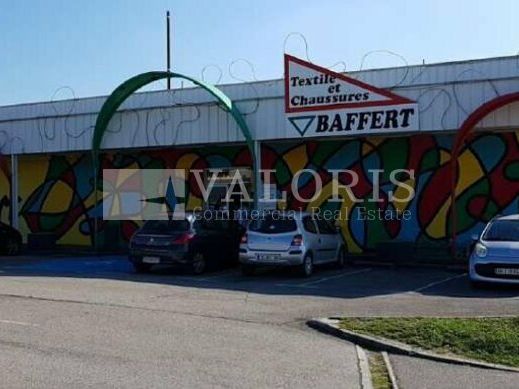 Valoris Real Estate vous propose à la location un local commercial situé à Ruy Montceau, sur son propre terrain.