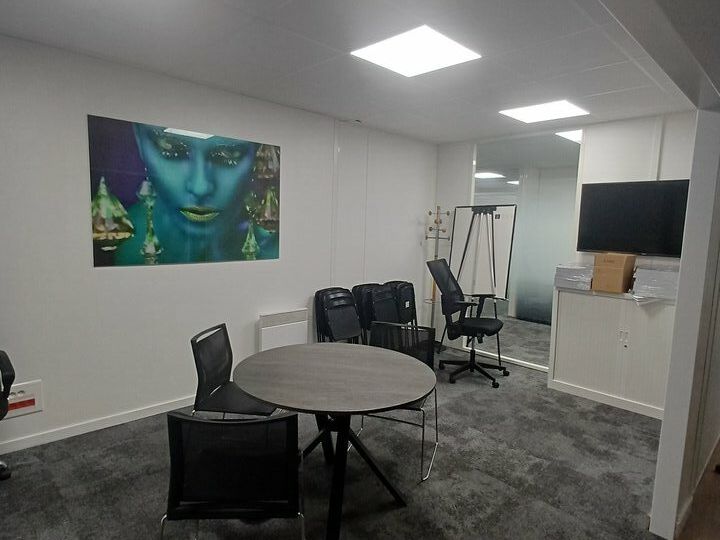 A VENDRE OU A LOUER - Bureaux au sein d'un bel immeuble en copropriété + parkings.