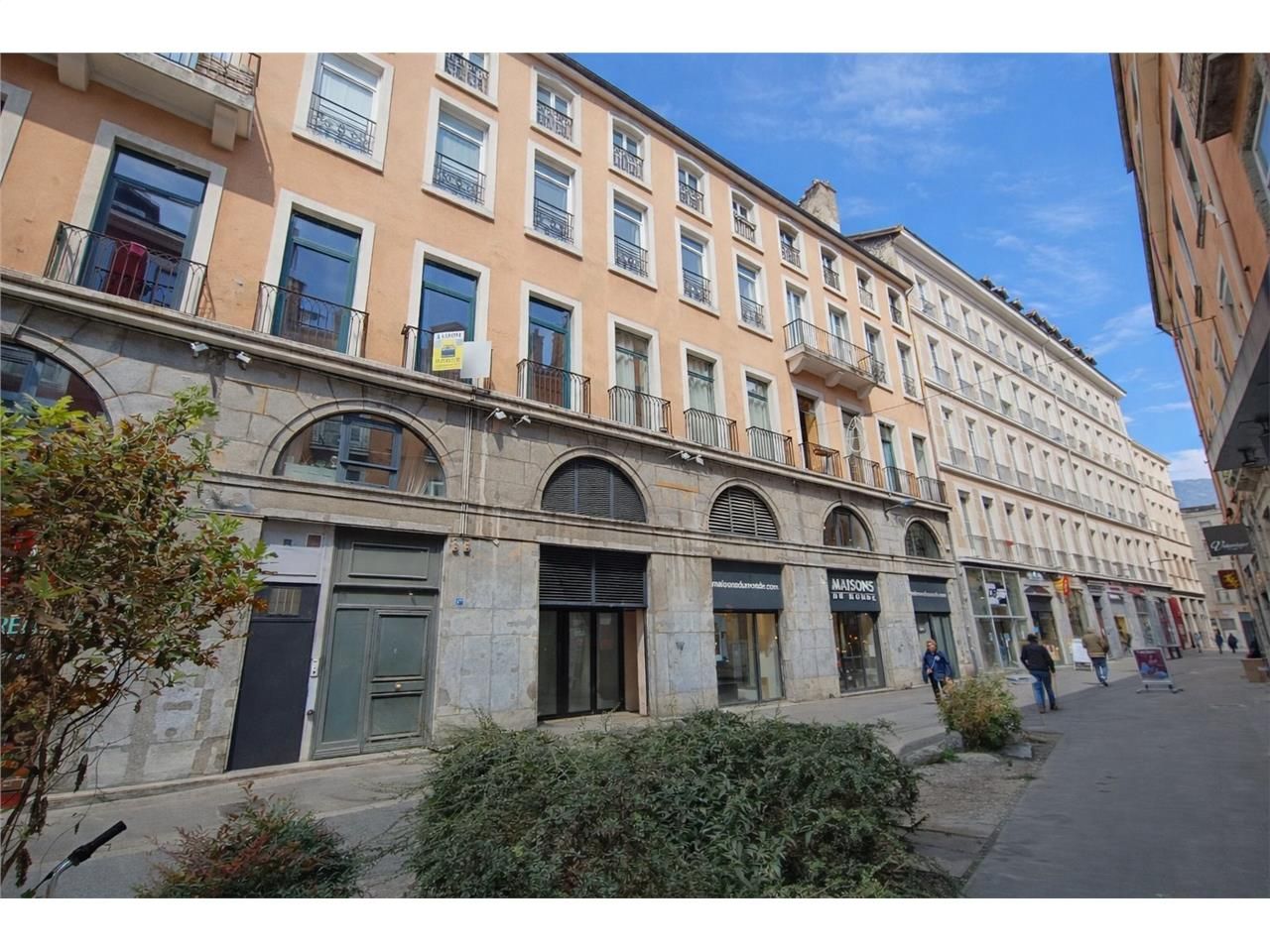 Location local commercial 900 m² à Grenoble