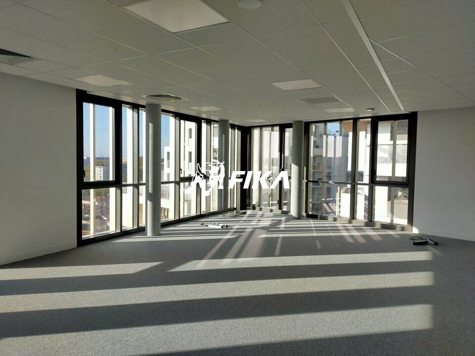 A LOUER - BUREAUX - 564 m² - (33800) BORDEAUX