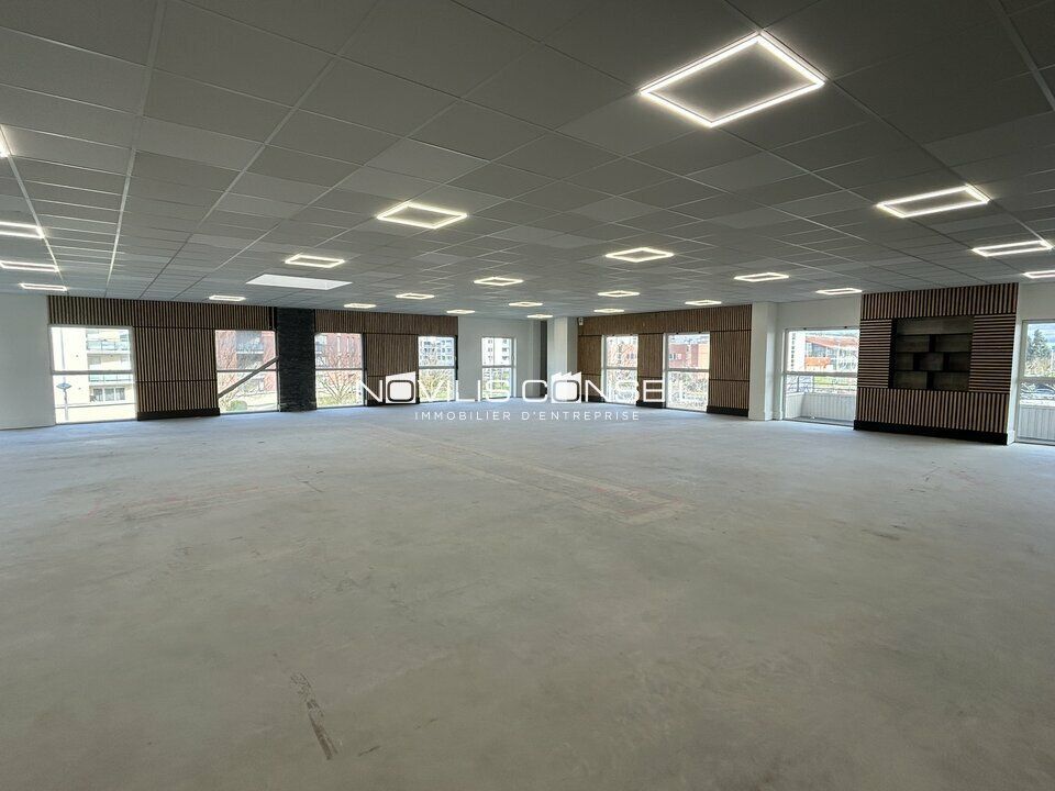 Location local commercial - 610 m²