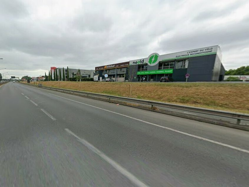 BORDEAUX LAC - LOCAL DE 1 200 M² À LOUER AVEC FORTE VISIBILITE