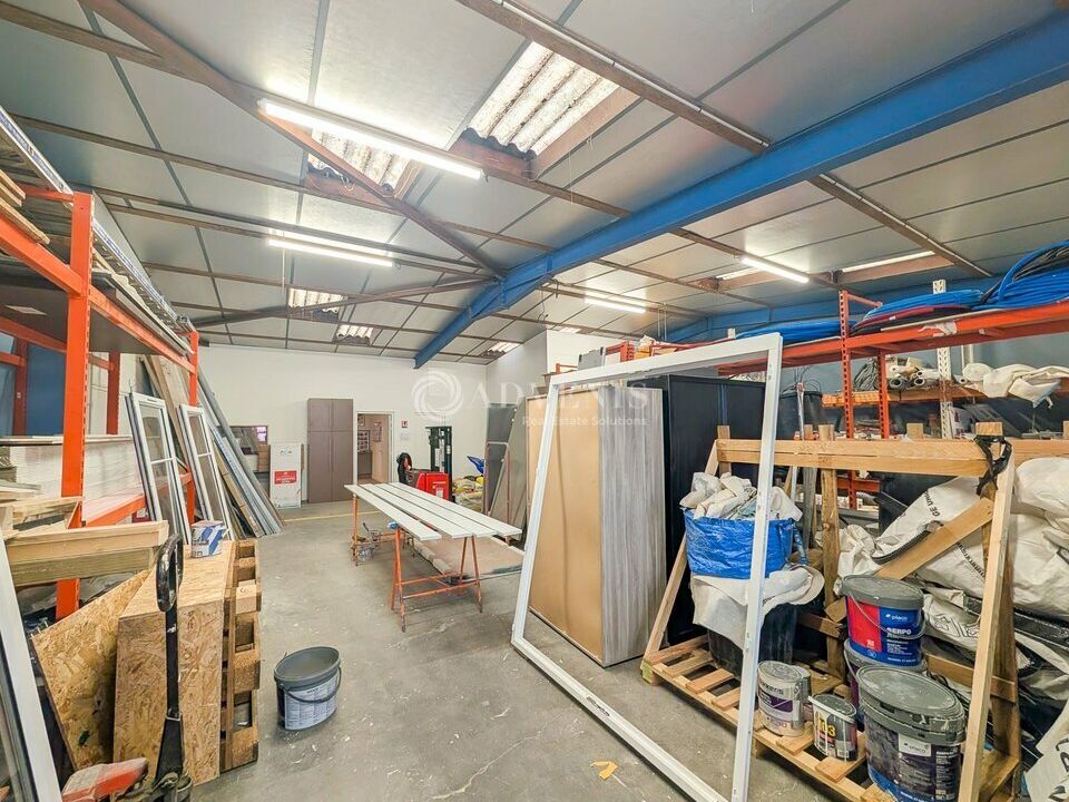 Location local d''activites 240 m² non divisibles