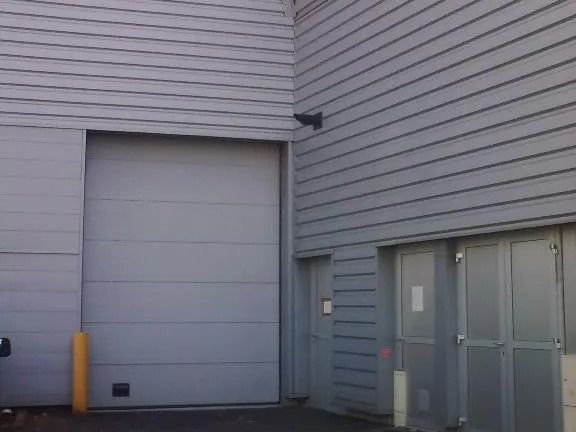 Location entrepôts 305 m² non divisibles