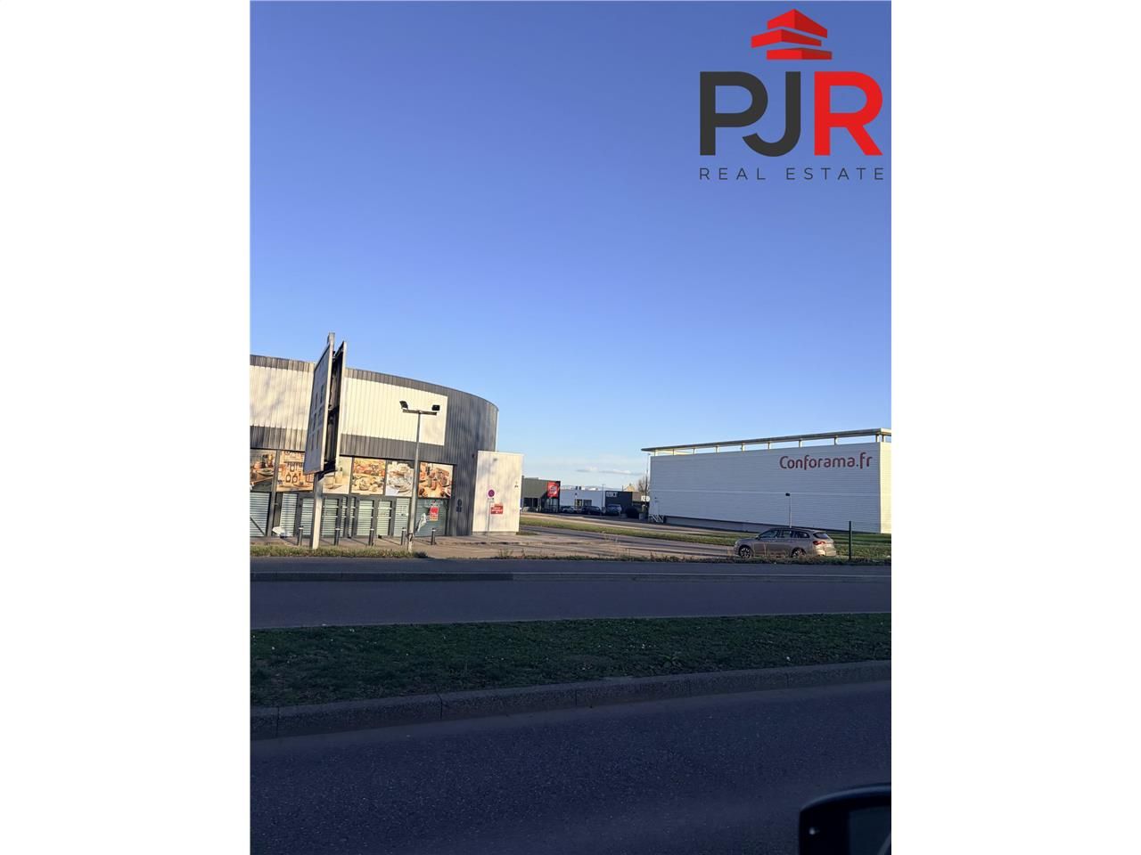 Location local commercial 1400 m² à Vendenheim