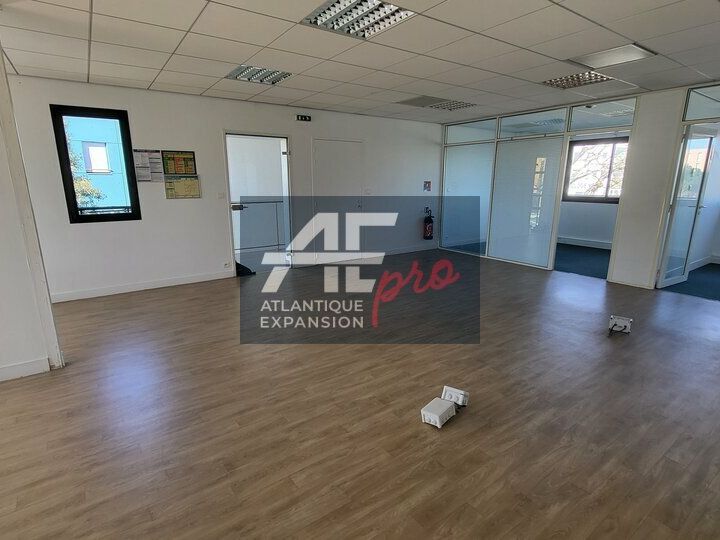 A LOUER BUREAUX de 197 m²  avec parking. 
