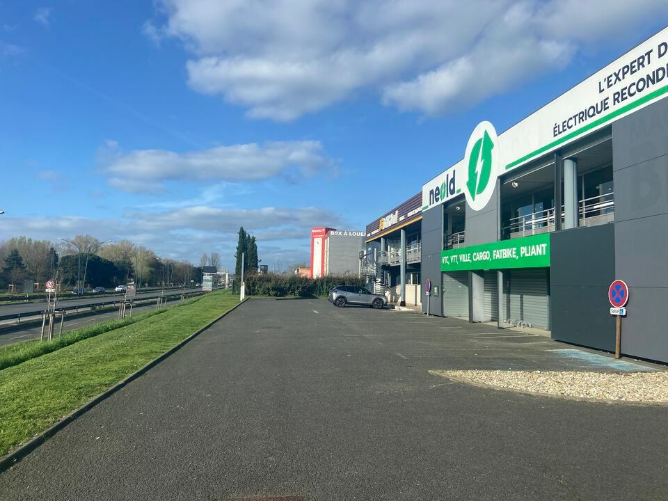Location local commercial 2100 m² non divisibles