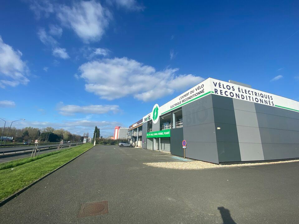 BORDEAUX LAC - LOCAL DE 2 100 M² À LOUER AVEC FORTE VISIBILITE