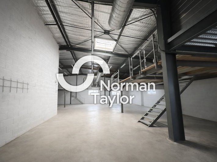 Vente local d''activites 1074 m² non divisibles