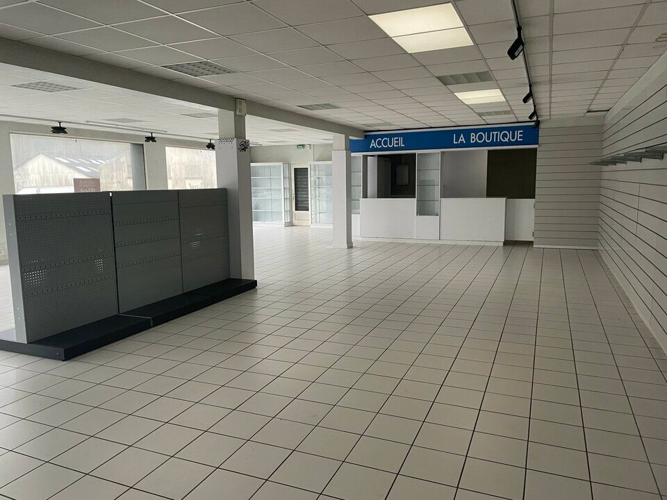 A LOUER - LOCAL COMMERCIAL - SAINT MARTIN DES CHAMPS