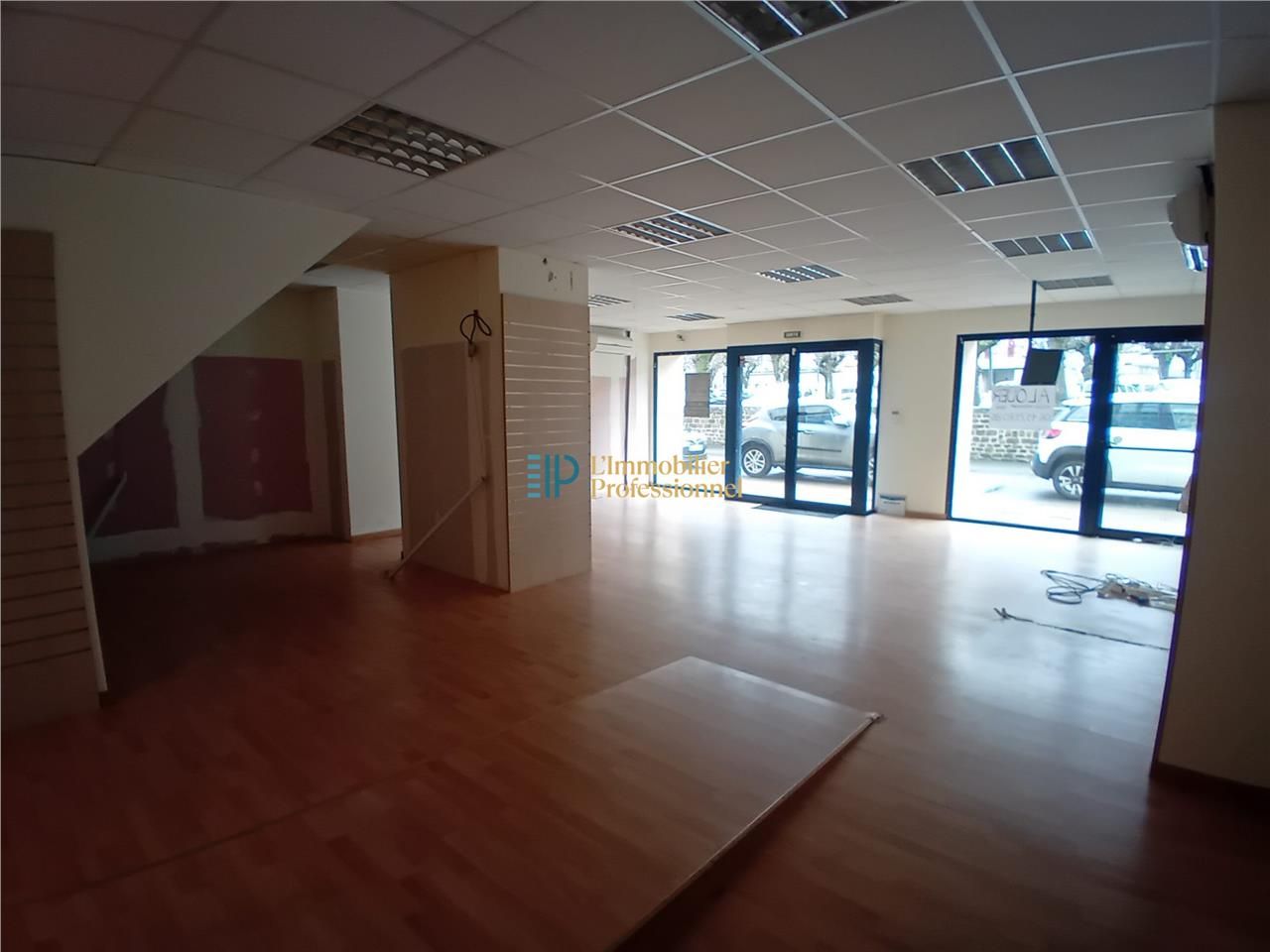 Location local commercial 275 m² à Pont-l''Abbé
