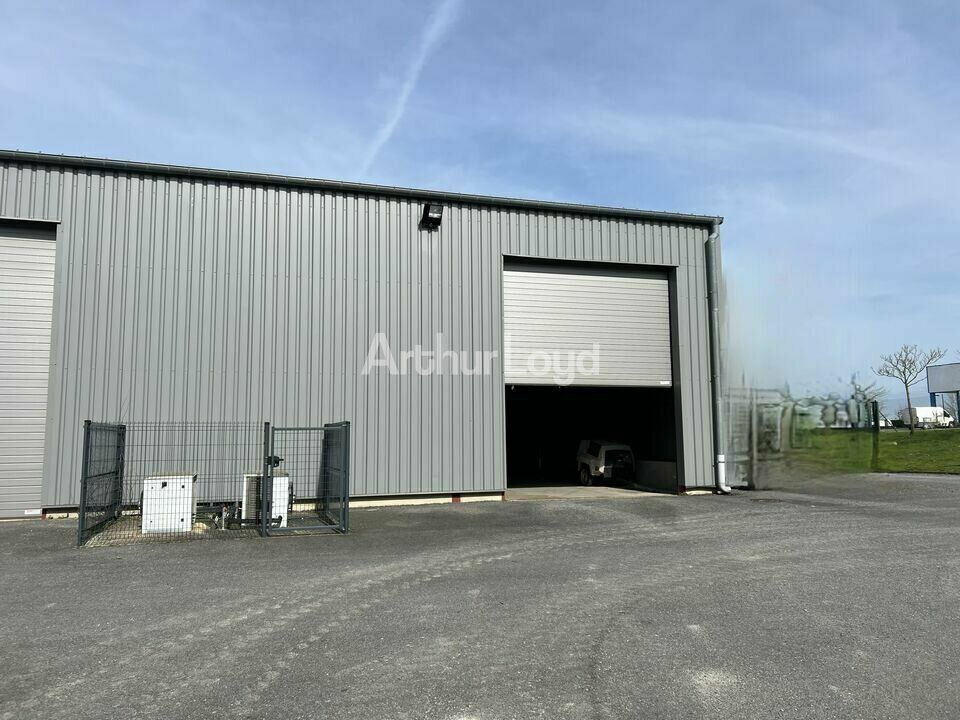 A  Louer - Local d'activité de 454m2 avec bureaux et stockage extérieur - ZI MONT MICHAUD à St Memmie