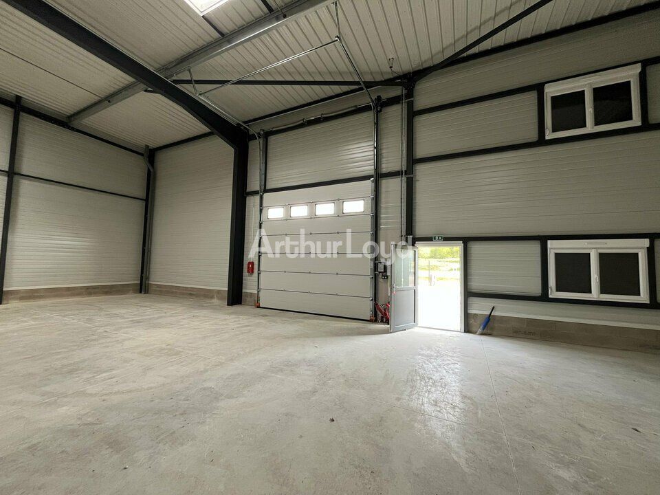 A louer, ensemble de locaux d'activités livrés brutes de béton, fluides en attente dans la zone Farman 