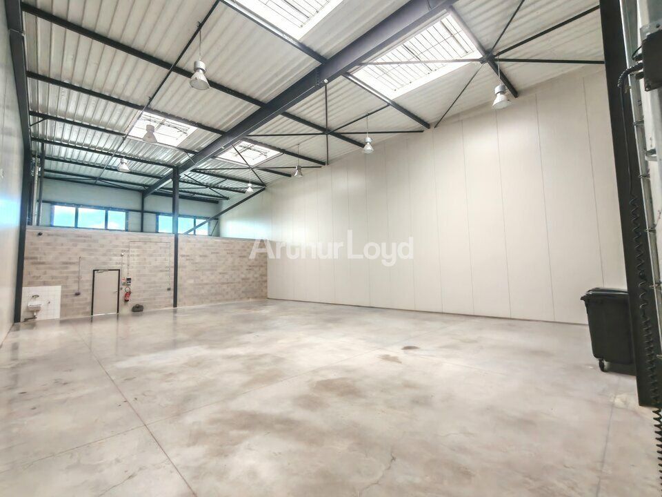 A Louer - Local d'activité de 372m2 environ dont 38m2 de bureaux secteur ZAC CROIX BLANDIN