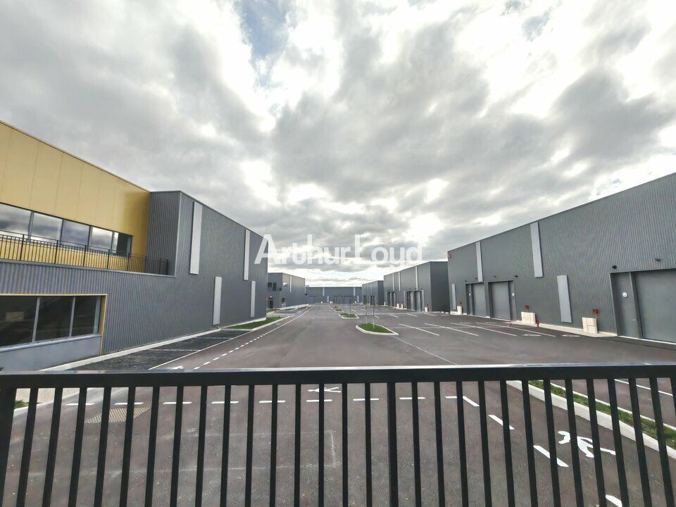 Location local d''activites 8459 m² divisibles à partir de 351 m²