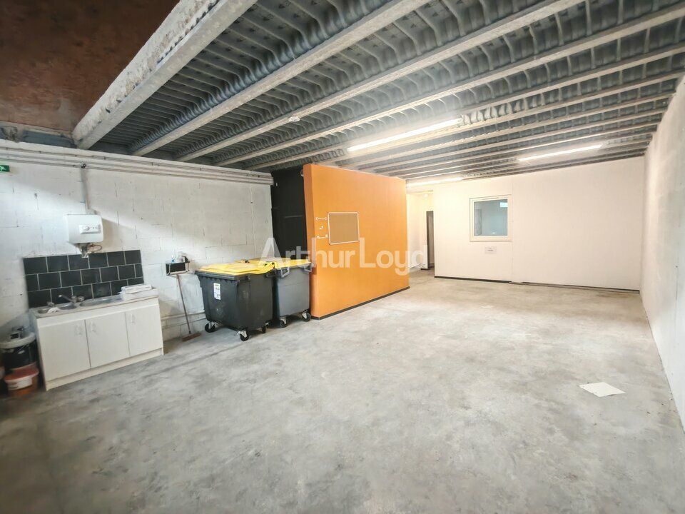 A louer - Cellule artisanale de 154m2 avec bureau secteur Croix Blandin