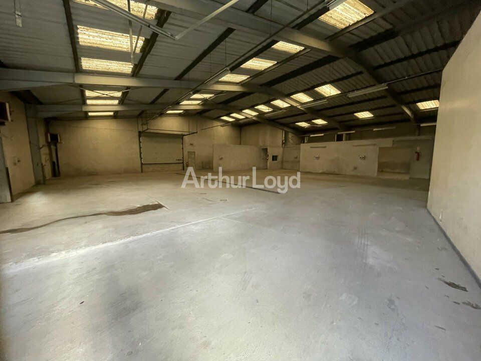 Location local d''activites 800 m² non divisibles